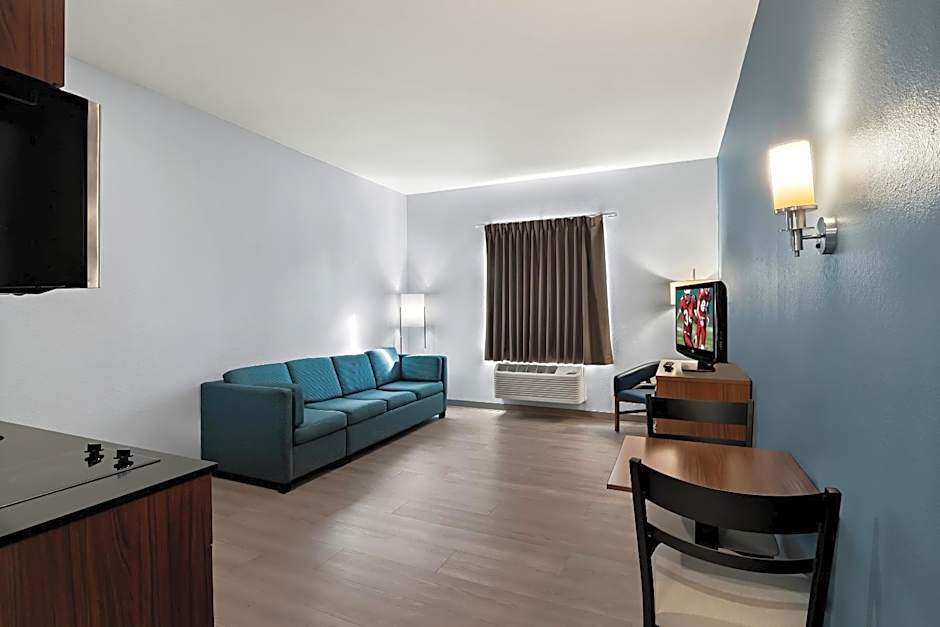 HomeTowne Studios by Red Roof East Lansing - Okemos