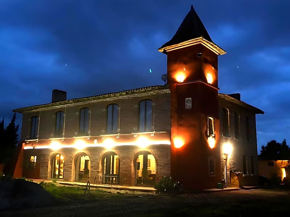 Château Fourclins Domaine privatif 16 personnes Parc & Bassin naturel Proche Toulouse