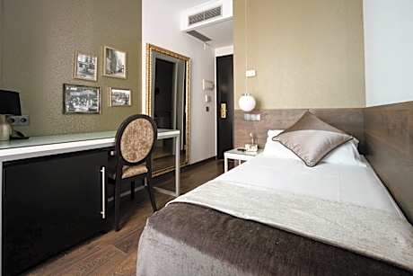 Standard Single Room with Street View