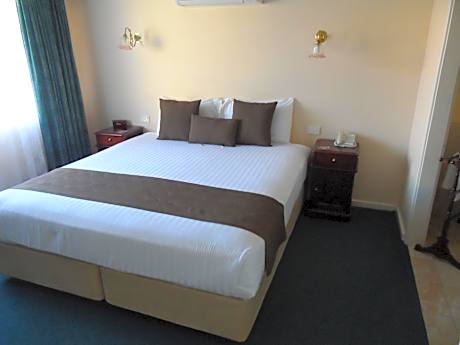 King Studio with Sofa Bed