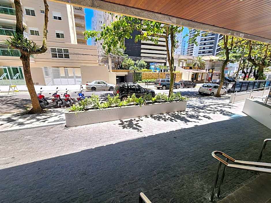 Lindo Flat Capitania Varam , WI FI , 2 aparelhos de ar condicionado , serviço de praia , enorme sacada com vista ao mar e telas de proteção para as crianças , 3 piscinas