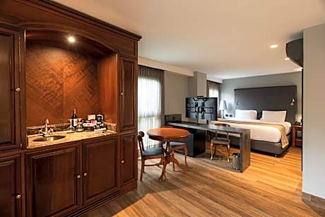 Deluxe Queen Suite