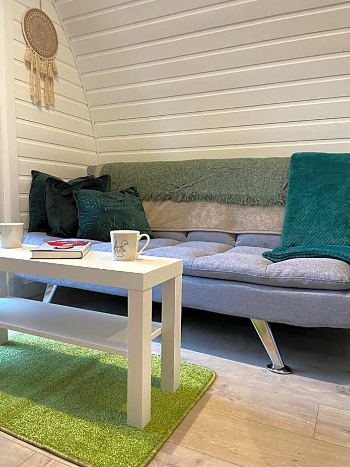 Paddock Pod - Sleeps 4 & Roofed Over Private Hot Tub & NEW SAUNA
