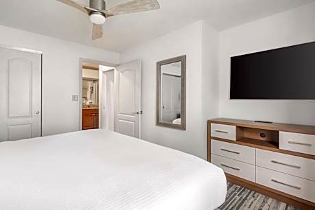 One-Bedroom King Suite with Balcony