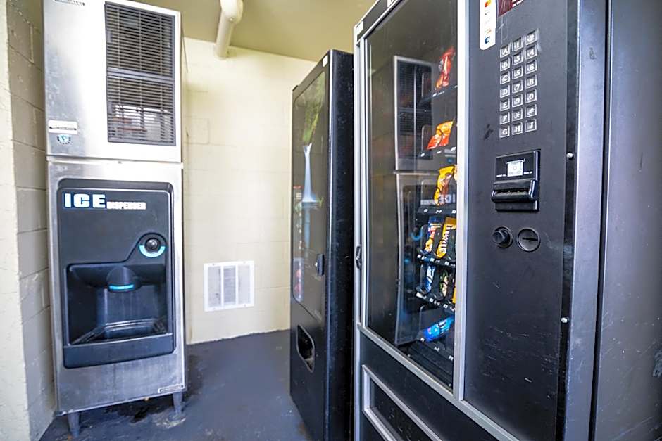 Disney 12 minutes for family, Pool and parking FREE