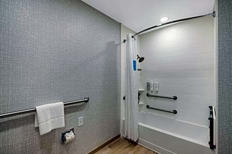 Queen Room with Mobility Access/Non-Smoking