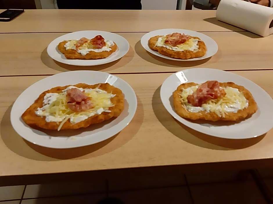 Balazs Guesthouse - in a green area, with our own garden - next to Metro 4 station