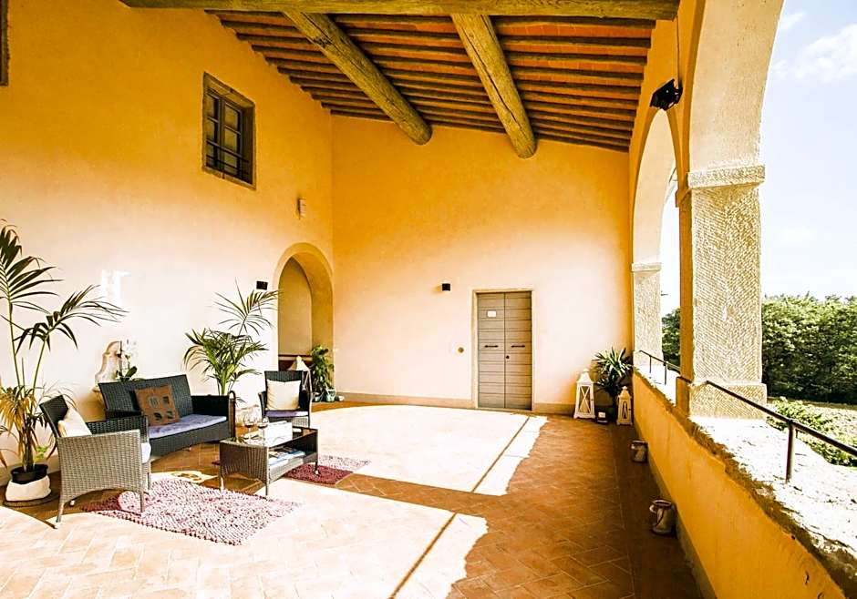 Farmhouse with swimming pool surrounded by greenery just 20 minutes from Arezzo