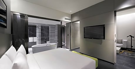 Luxury Suite - Separate Living Room- Bath Tub