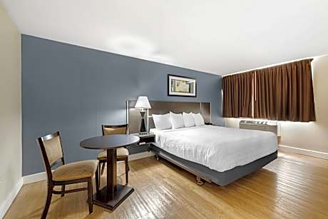 1 King Bed Nonsmoking