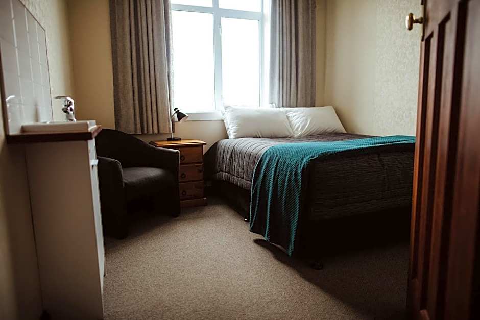 Makikihi Country Hotel