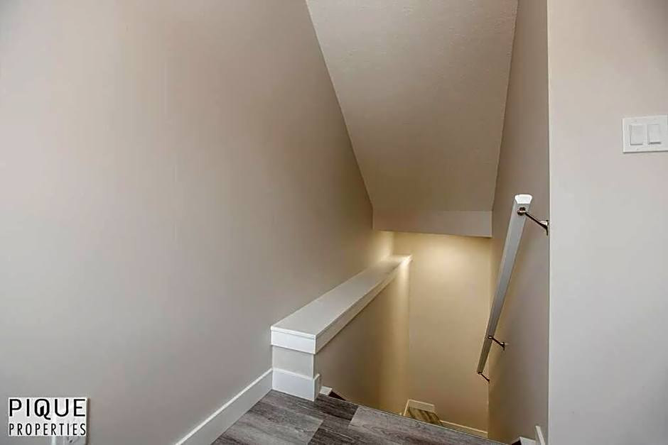 NEW, Mountain Chic Suite, Whyte Avenue, Netflix, WiFi, Sleeps 6