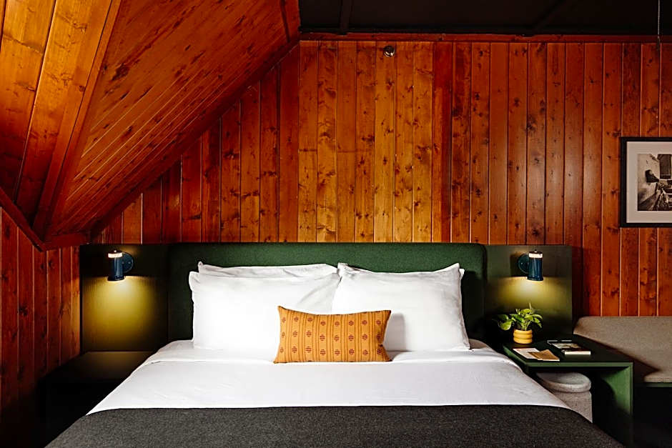 Loge Glacier – Essex, MT