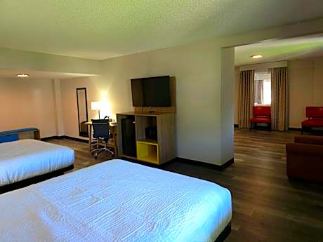 Lighthouse Suite with One King and Two Queen Beds - Non-Smoking