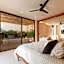 Luxe Jungle Apt 10min To Beach Hot Tub King