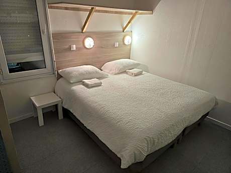 Quadruple Room with 1 Double Bed and 2 Single Beds