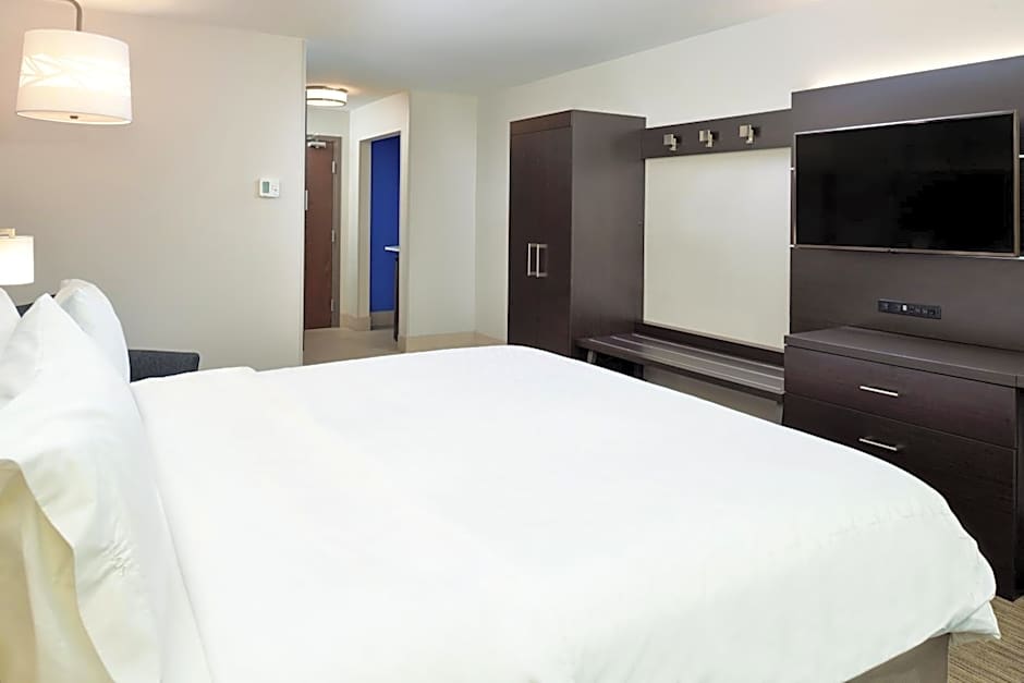 Holiday Inn Express & Suites Pueblo By IHG