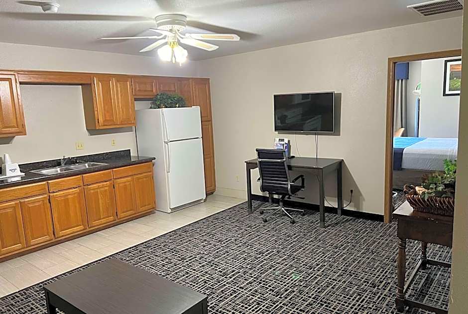 Days Inn by Wyndham Grove