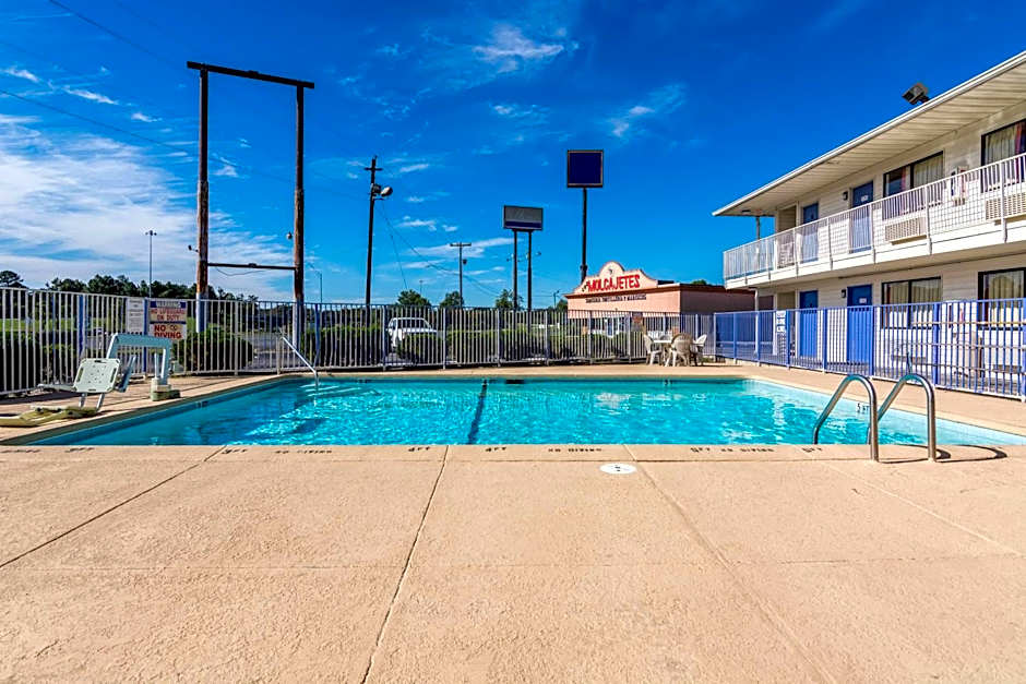 Motel 6-Lumberton, NC