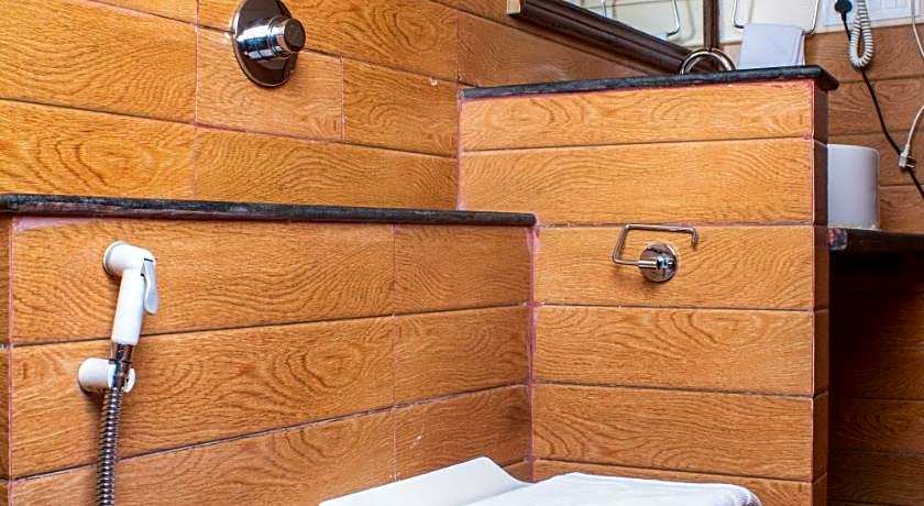 Sumitel Hotel 500 meters from Mall Road