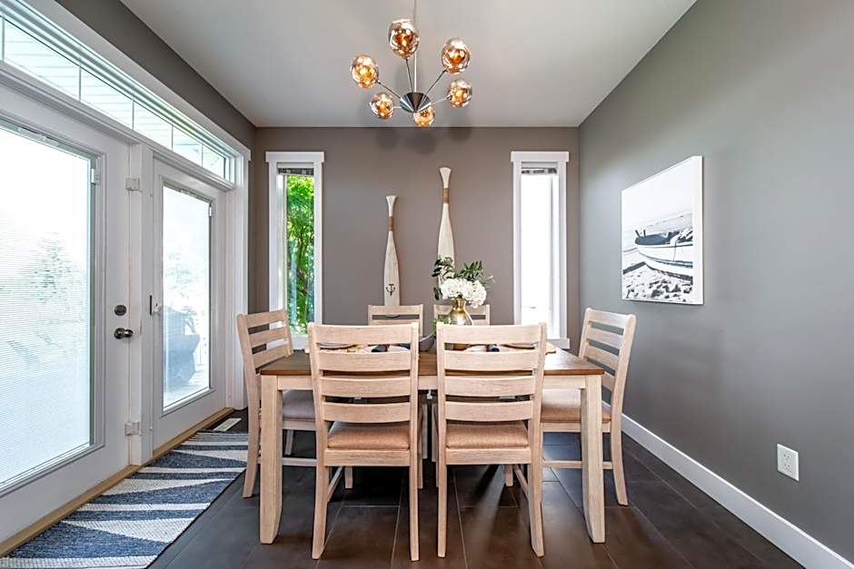 Amazing Luxe Home, AC, HUGE Yard, FirePit, Pet Friendly, Sleeps 10!