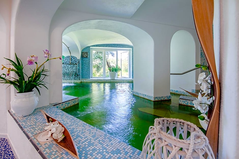 Paradiso Garden Resort Suite & Charme with warm Thermalpools and Beach