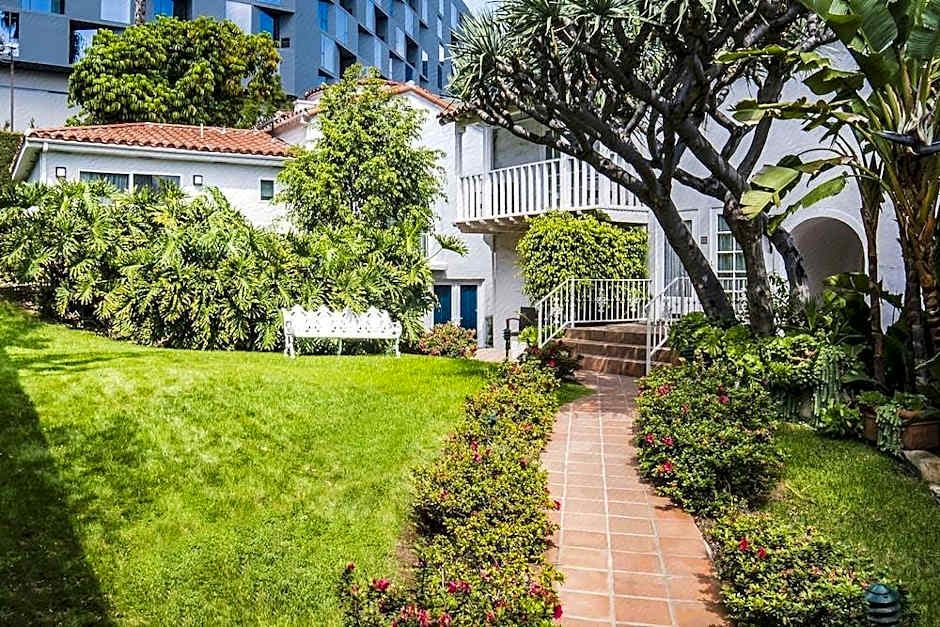 Sunset Marquis Hotel