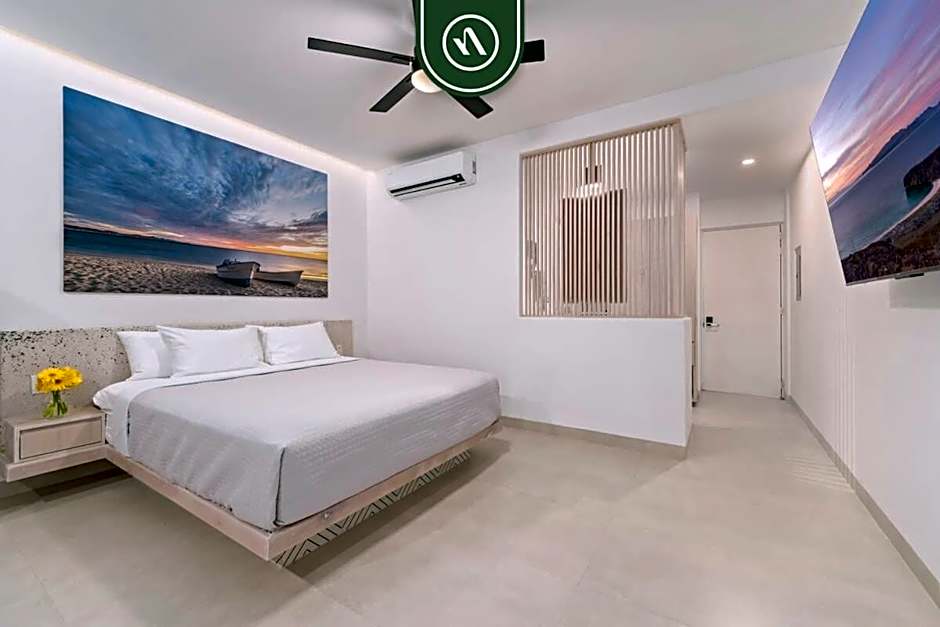 Amazing 2BR Condo with Terrace Overlooking the Marina