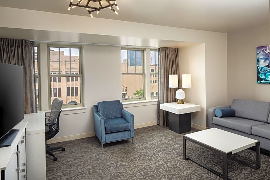 DoubleTree Suites by Hilton Hotel Detroit Downtown - Fort Shelby