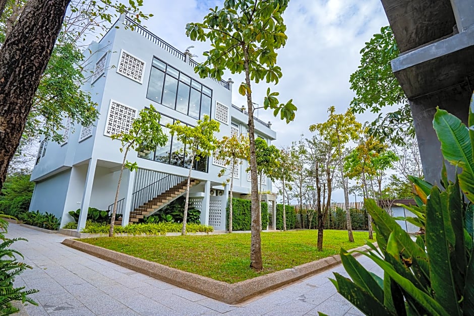 Rainforest Hotel by NSUN