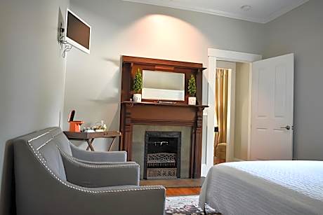 Suite 2-Deluxe-Suite-Private Bathroom-Street View