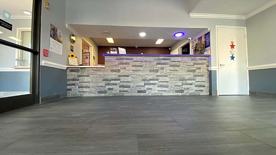 Days Inn & Suites by Wyndham Winnie
