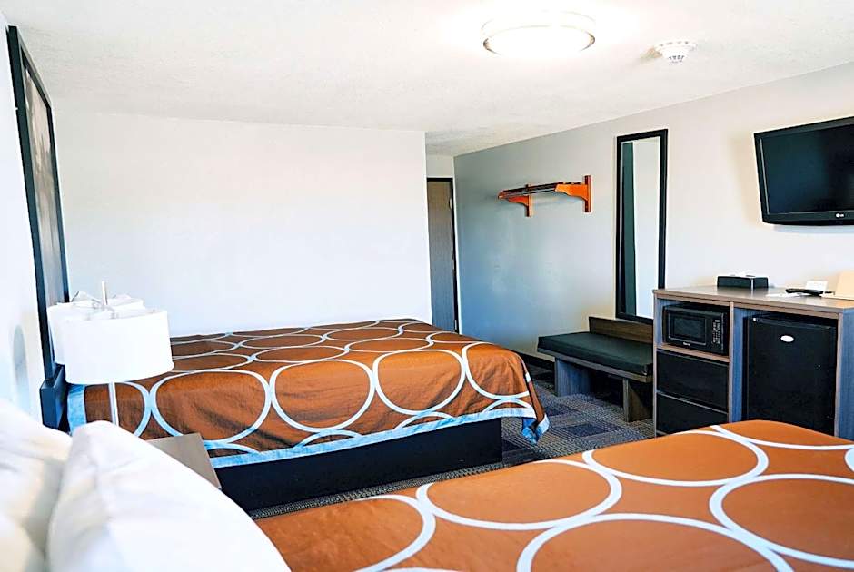 Super 8 by Wyndham Pueblo