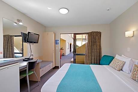 Compact Queen Studio (No pets & no cooking)