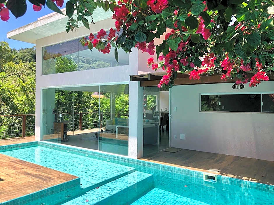 Casa com Piscina, 3 Suites, sala de estar e cozinha completa