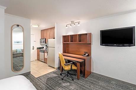 Queen Studio Suite with Sofa Bed and Roll-in Shower - Mobility and Hearing Accessible