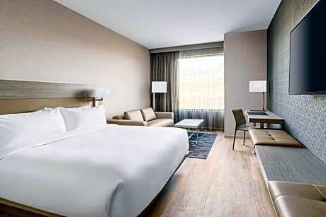 King Room with Roll-In Shower - Mobility Accessible