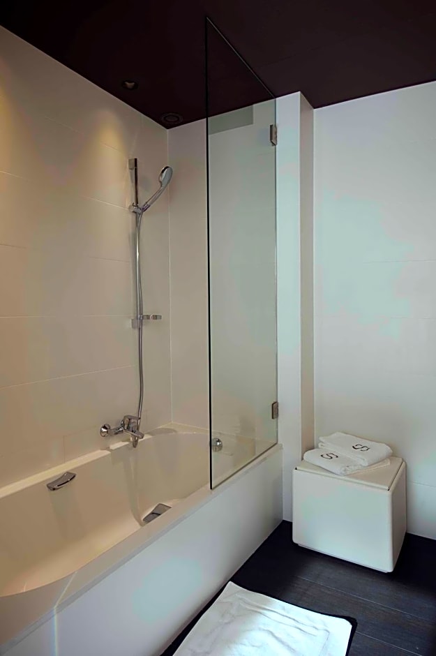 Square Hotel
