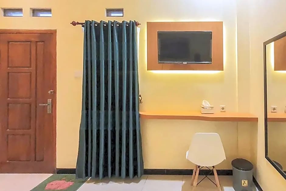 Urbanview Hotel Sakura Kampung Inggris Pare by RedDoorz