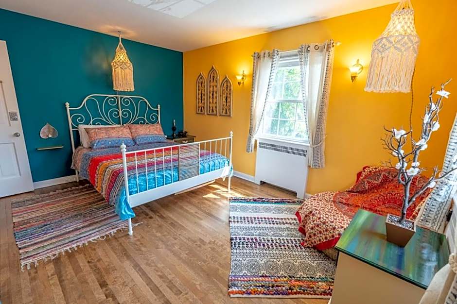 Cardinal Inn Boho Room