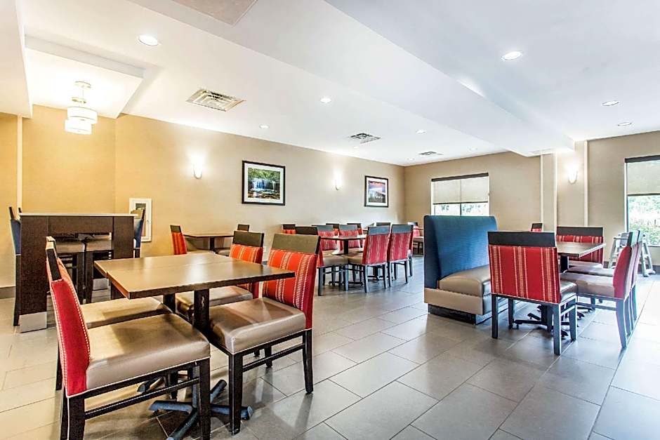 Comfort Suites Clinton near Presbyterian College