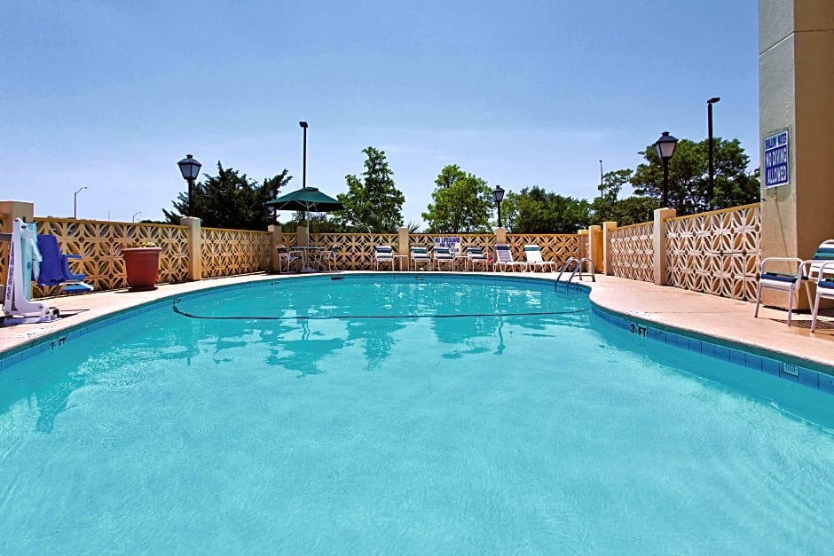 La Quinta Inn & Suites Charleston Riverview