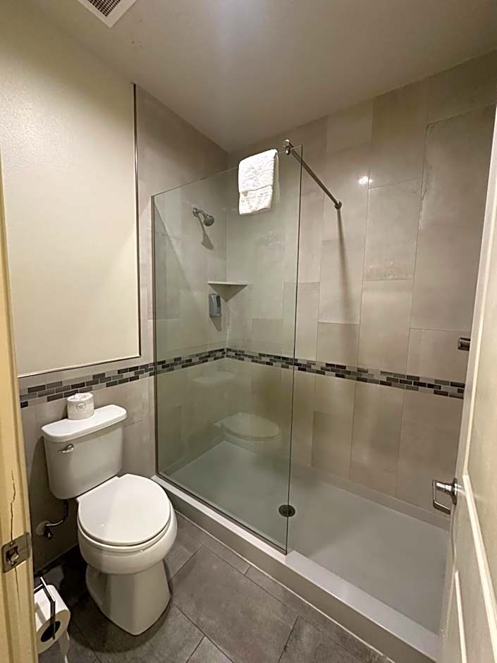 Scottish Inn and Suites