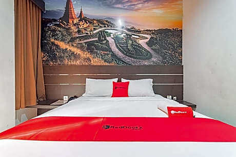 RedDoorz near Stadion Sanaman Mantikei