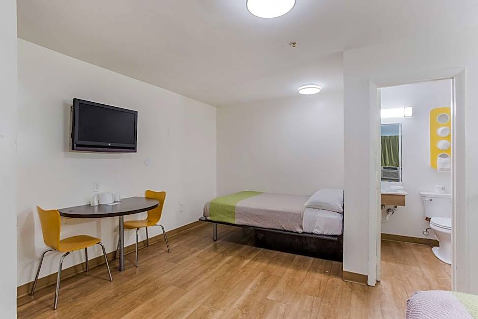 Motel 6-Jacksonville, FL - South