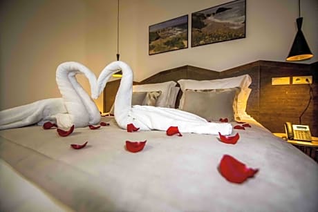 King Suite with Pool View