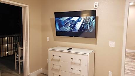 King Room with Roll-In Shower - Disability Access