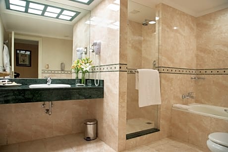 CORNER EXECUTIVE SUITE DBL