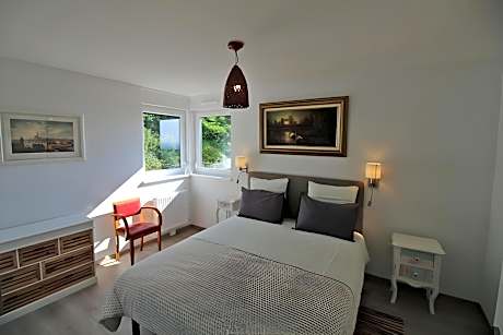 Villa-Luxury-Ensuite with Bath-Terrace-Barr