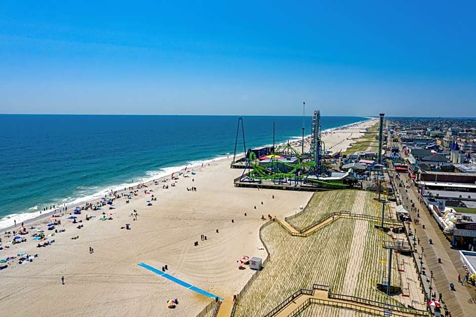 Boardwalk Hotel Charlee & Apartments Beach Hotel Oceanfront